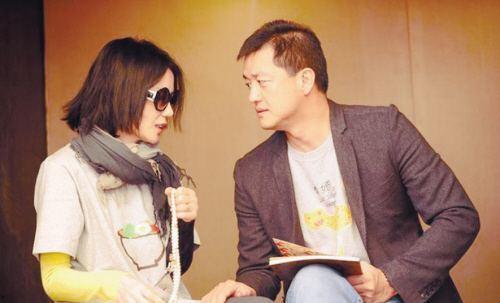 李亚鹏吃瓜王菲视频播放,视频播放量爆表，网友热议不断