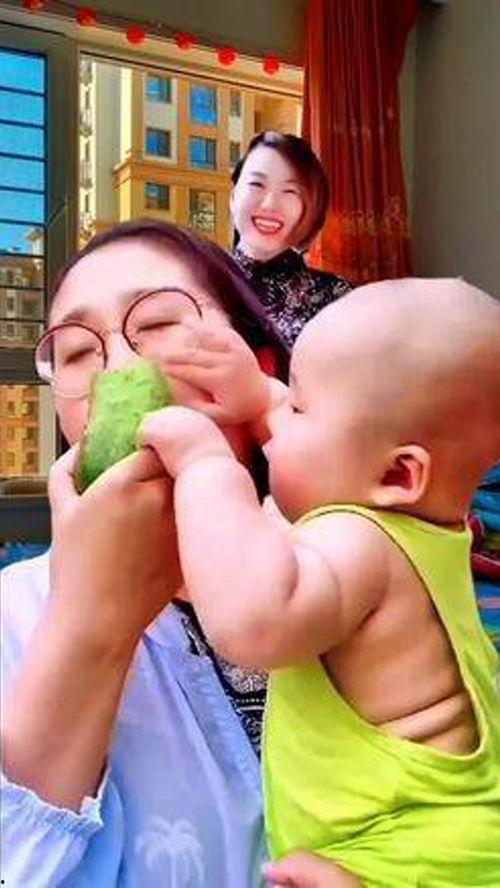 萌娃摔瓜趴着吃的视频